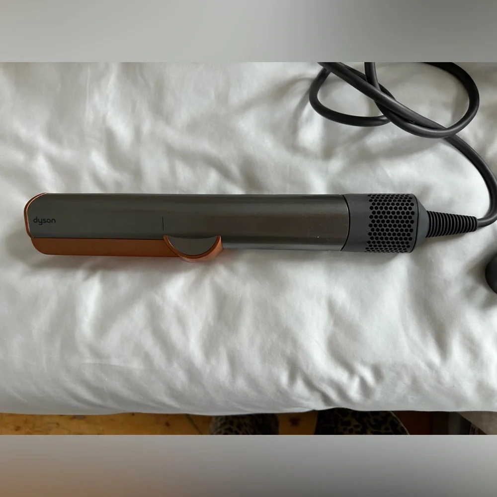 Dyson Airstrait - barely used - Picture 2 of 2